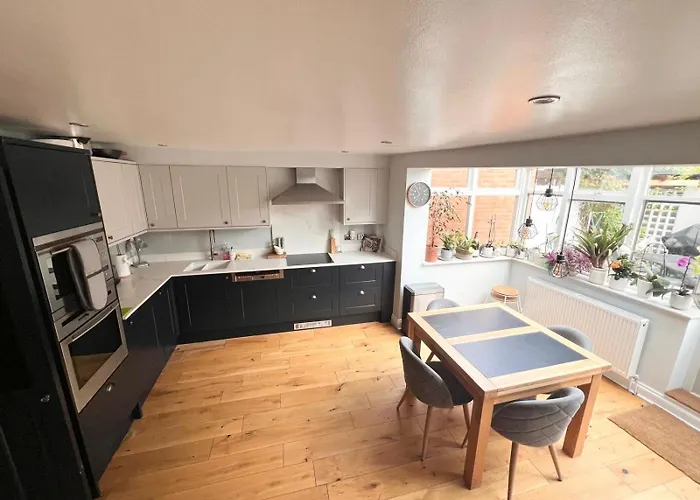2 Bed Holiday Home With River Views
