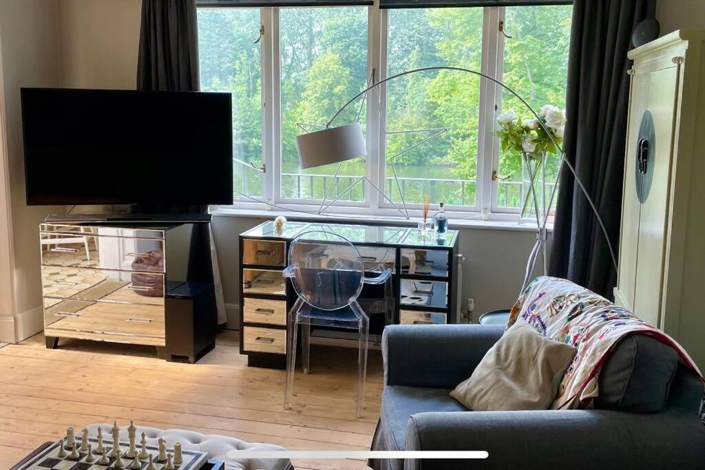 Stunning Riverside With Fantastic Views Marlow (Buckinghamshire)