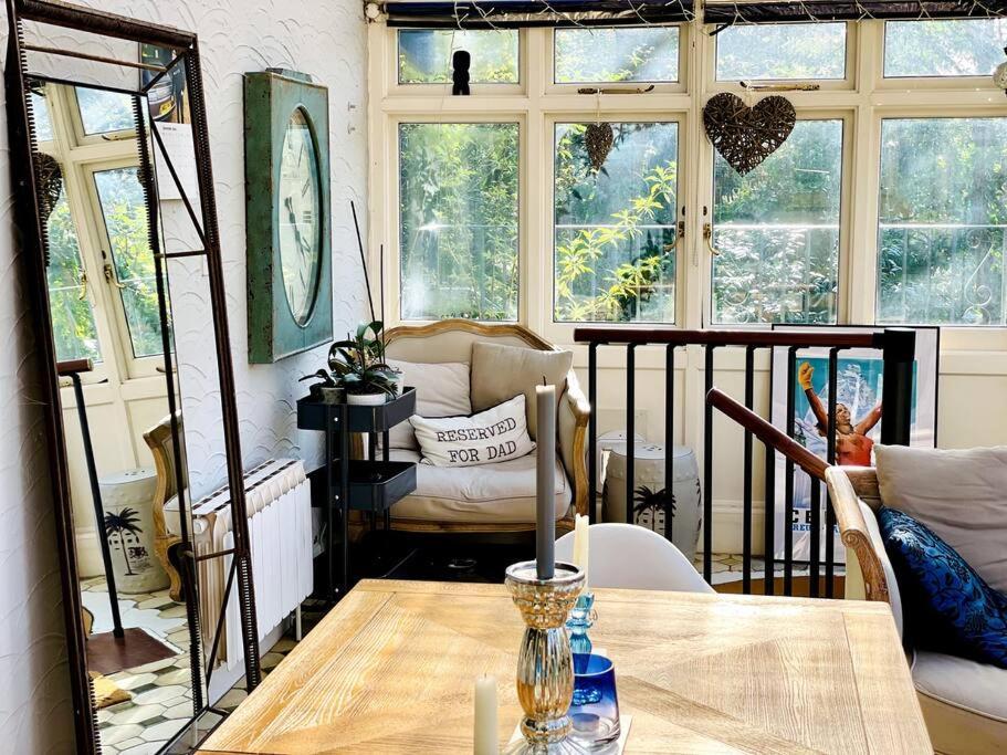 Stunning Riverside With Fantastic Views Marlow (Buckinghamshire)