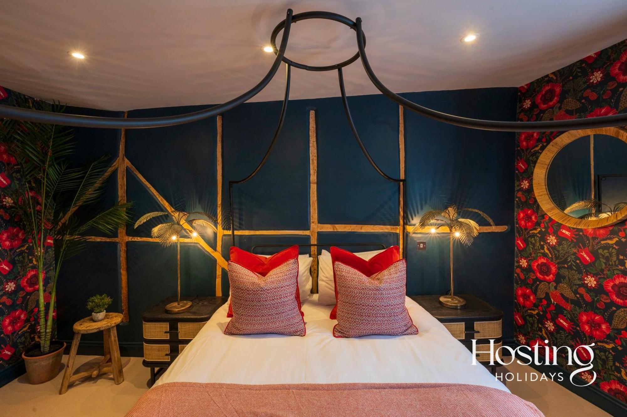 Riverside House - A Truly Unique For 8 Guests Holiday home *