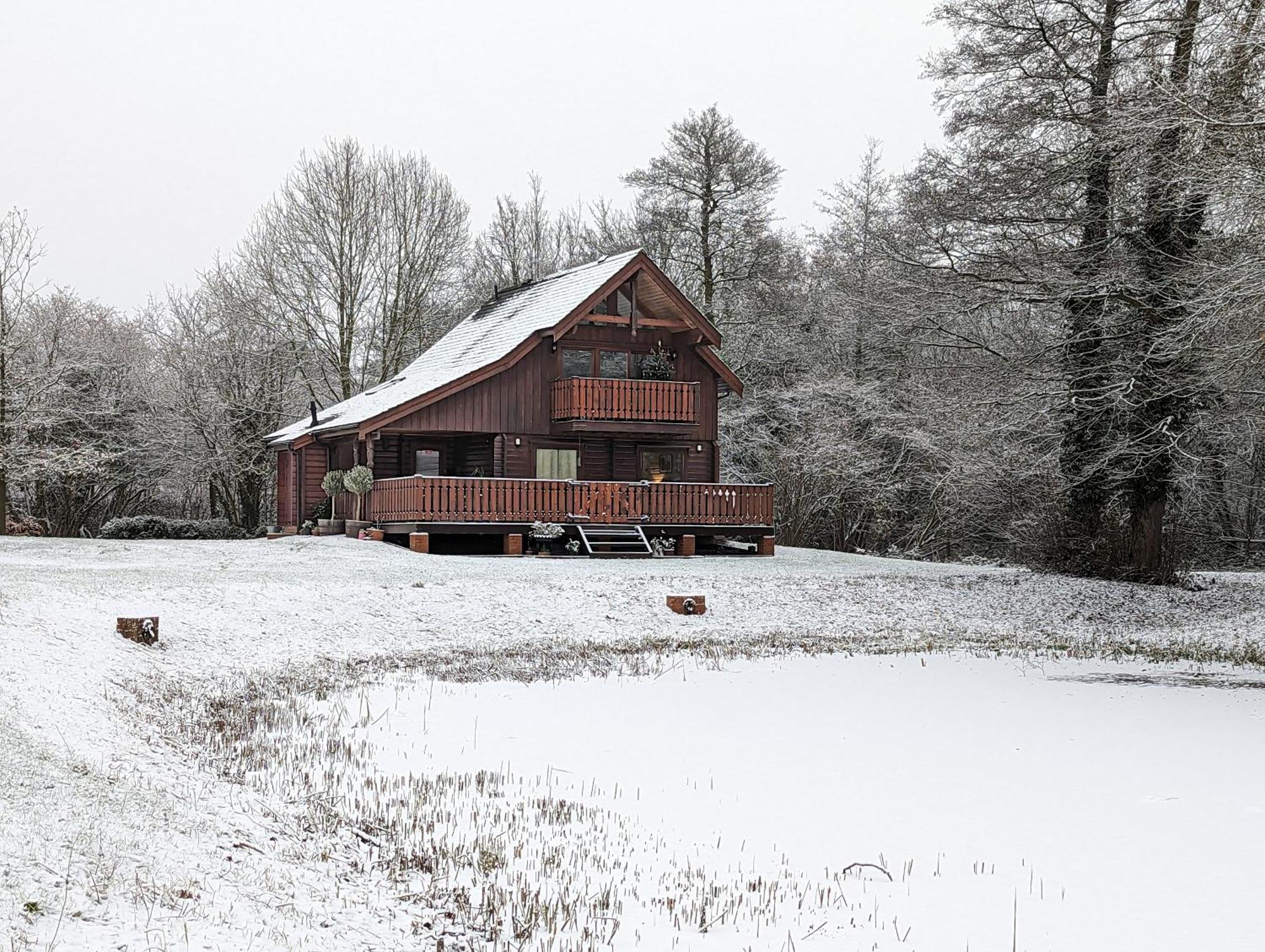 Private Estate Lodge-cabin Near River Thames Holiday home *