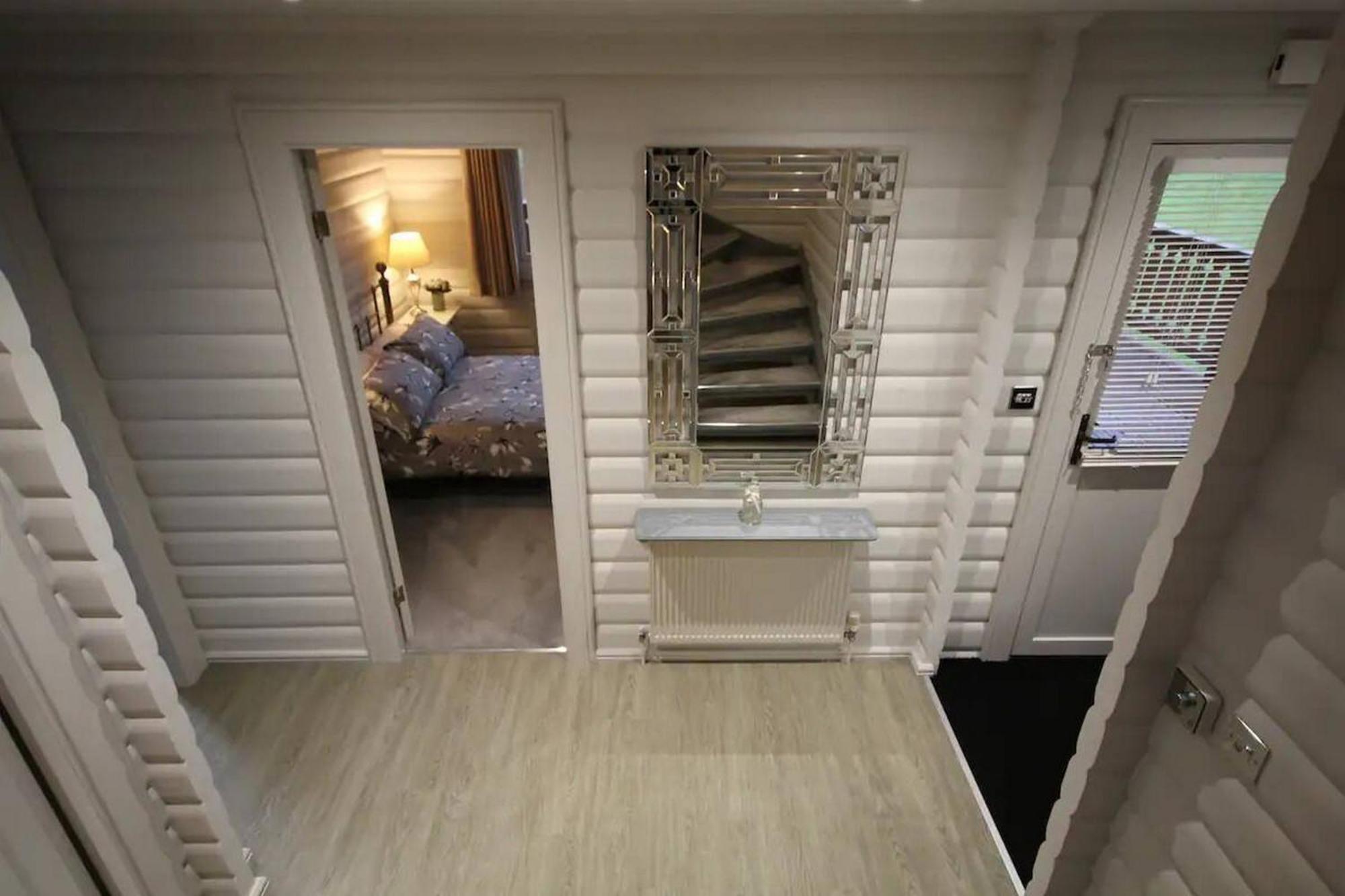 Private Estate Lodge-cabin Near River Thames Holiday home