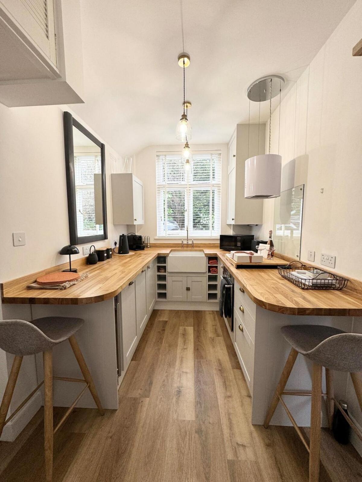 Modern 2 Bed With Parking In Marlow Apartment