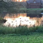 Private Estate Lake Lodge-Cabin Near River Thames
