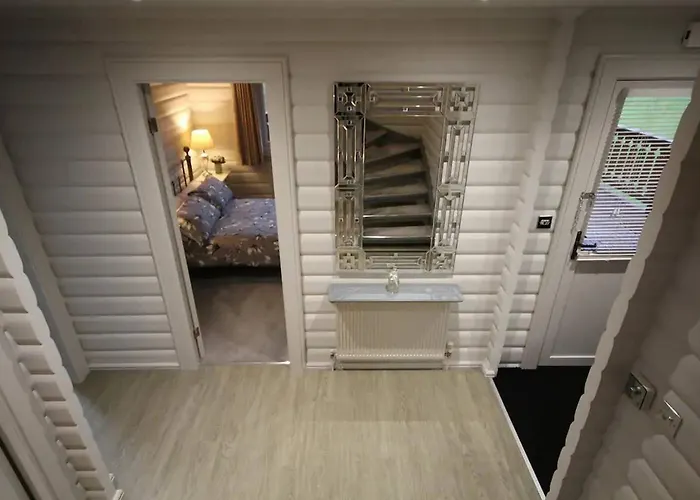 Private Estate Lake Lodge-Cabin Near River Thames