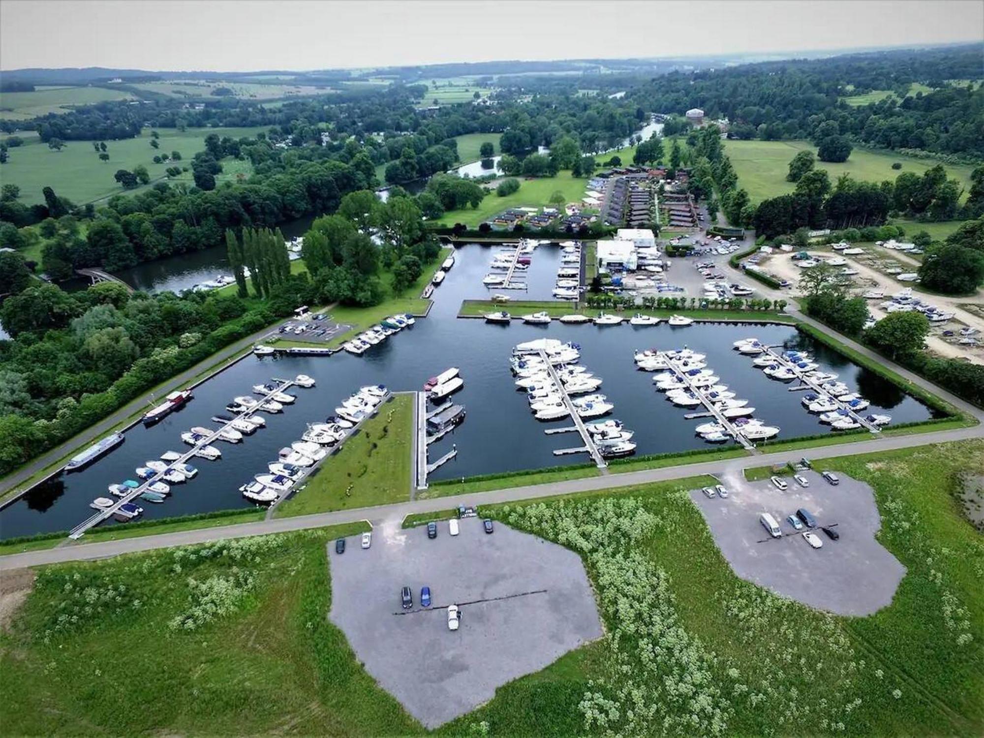 Private Estate Lodge-cabin Near River Thames Holiday home